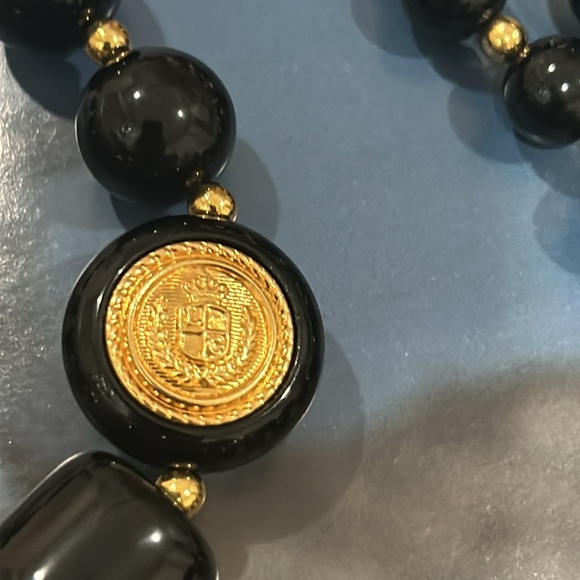Vintage Liz Claiborne Black Plastic Gold Tone Beaded Necklace Classic Logo - Picture 3 of 8